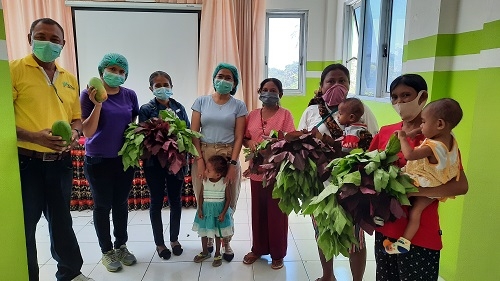 keluara penerima bantuan bersama Kepala Puskesmas Oesapa dan petugas Gizi